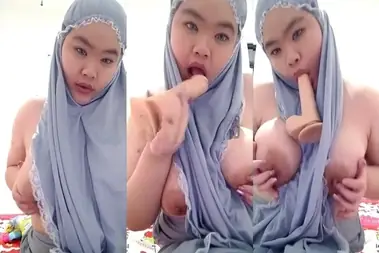 Bokep Indo ABG Montok Mukena Sepong Dildo Omek
